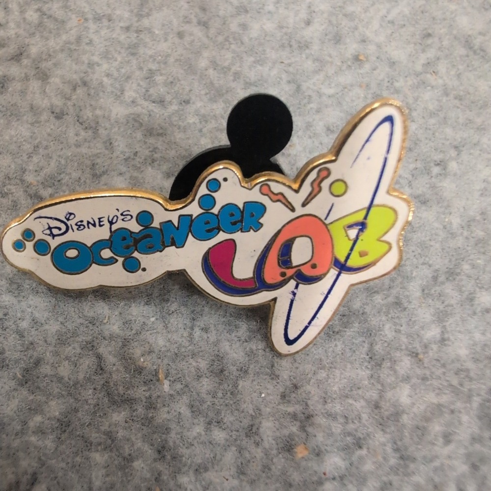 Disney Cruise Line Oceaneer Lab Trading Pin Mickey Icon Back Gold Tone Logo